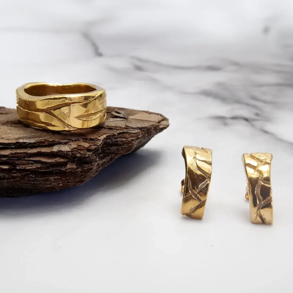 18ct yellow gold plated carved wave ring and bark texture earrings